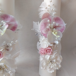 Set lumânări nunta alb / roz cu orhidee real look, trandafiri și gardenie criogenata, accesorizata cu perle și pene - accesorii nuntă - materiale decor pentru nuntă - lumânări de nuntă și suport lumânări - Artynos.ro