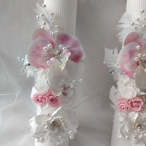 Set lumânări nunta alb / roz cu orhidee real look, trandafiri și gardenie criogenata, accesorizata cu perle și pene - accesorii nuntă - materiale decor pentru nuntă - lumânări de nuntă și suport lumânări - Artynos.ro