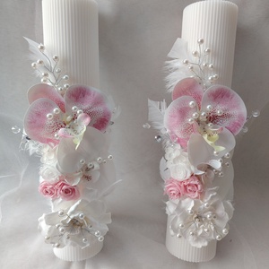 Set lumanari nunta alb / roz cu orhidee real look, trandafiri si gardenie criogenata, accesorizata cu perle si pene - Artynos.ro