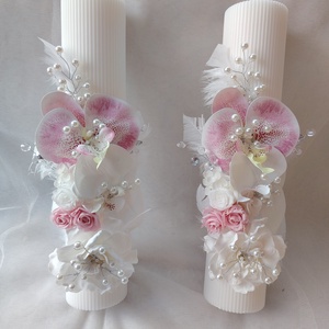 Set lumânări nunta alb / roz cu orhidee real look, trandafiri și gardenie criogenata, accesorizata cu perle și pene - accesorii nuntă - materiale decor pentru nuntă - lumânări de nuntă și suport lumânări - Artynos.ro