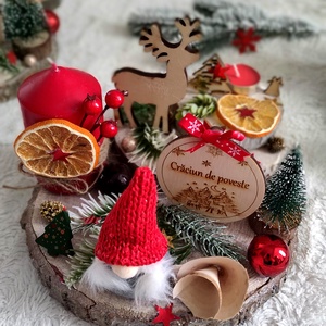 Aranjament, decorațiune felie de lemn pentru masa de Craciun, cadou pentru cei dragi.  - crăciun - decorațiuni de crăciun de casă - decor pentru masă de crăciun - Artynos.ro