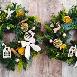 Coroniță de Craciun din brad natural și accesorii specifice pentru decorul usii - crăciun - decorațiuni de crăciun de casă - decor pentru masă de crăciun - Artynos.ro