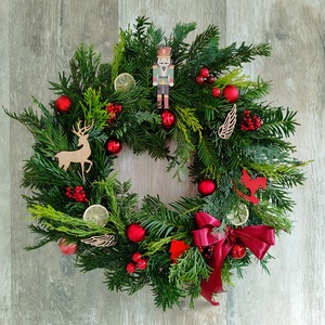 Coronita de Craciun din brad natural si accesorii specifice pentru decorul usii - Artynos.ro
