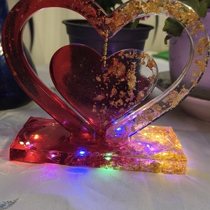 Decor din Rășină  Inimi cu LED Multicolor, Accente Aurii, Suport Romantic Handmade - casă & stil de viață - decorațiuni de casă - decorațiuni de masă și rafturi - decorațiuni de masă - Artynos.ro