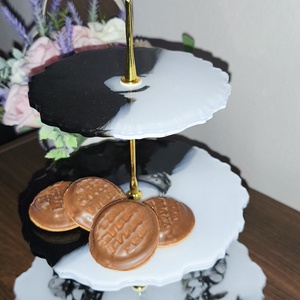 Platou etajat din rășină � model unicat alb-negru, realizat manual - casă & stil de viață - echipamente de bucătărie - accesorii de servire - tăvițe - Artynos.ro