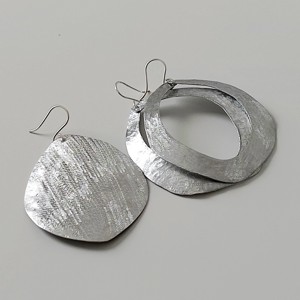 Cercei asimetrici minimali din aluminiu - bijuterii - seturi de bijuterii - Artynos.ro Cercei asimetrici minimali din aluminiu - bijuterii - seturi de bijuterii - Artynos.ro