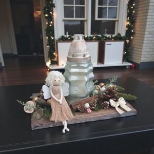 Piesă centrală de Crăciun în aer liber - macramé cu înger, lumânare și culori naturale cu sclipici auriu - crăciun - decorațiuni de crăciun de casă - decor pentru masă de crăciun - Artynos.ro