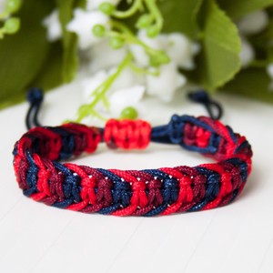 Bratara macramé impletita in trei culori - albastru inchis/burgundy/rosu - Artynos.ro