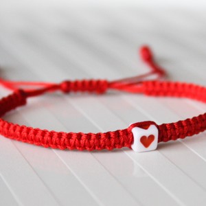 Brățară macramé împletită - Inimă roșie -  - Artynos.ro