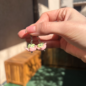 Cercei Broscuta, Bijuterii, Cercei, Cercei cu figurine, Altele, Cercei cu figurine Broscuta, lucrate manual din lut polimeric. Accesoriile sunt din otel inoxidabil..., ARTYNOS