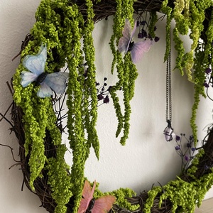 Coroniță decor, Coroniță de primăvară cu fluturi și flori, coroniță rustică - casă & stil de viață - accesorii pentru decorat casa - decorațiuni de pereți, decorațiuni suspendate - decorațiuni cu licheni - Artynos.ro