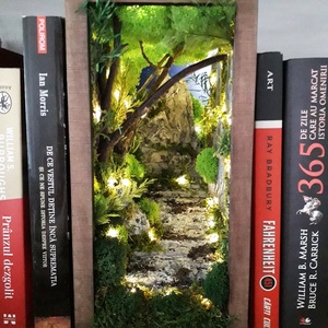 Book nook Colț de pădure, Miniatura bibliotecă, Dioramă pădure, Casă & Stil de viață, Accesorii pentru decorat casa, Decorațiuni de masă și decorațiuni pentru rafturi , Cutii decor, cutii de suveniruri, , ARTYNOS