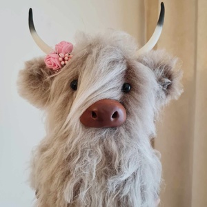 Vacuta scotiana - Toffee, the Highland cow - Artynos.ro