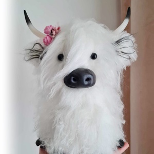 Vacuta scotiana - Snow, the Highland cow - Artynos.ro