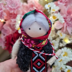 Baba Dochia, mărțișor tradițional, figurina de colecție  - jucării și echipamente pentru copii - plușuri - păpușă croșetată, păpușă de pluș - Artynos.ro