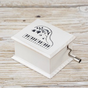 Ziua Profesorului - Rapsodia Maghiara de Franz Liszt - cutie muzicala pian alb, Casa & Stil de viata, Accesorii pentru decorat casa, Decoratiuni de masa si decoratiuni pentru rafturi , Cutii muzicale, Prelucrarea lemnului, ARTYNOS