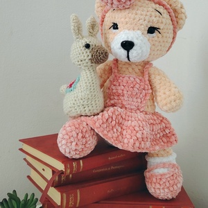 Jucărie de pluș croșetată Plușica Croșețica, Baby Nora și Alpaca - jucării și echipamente pentru copii - plușuri - ursuleț de pluș - Artynos.ro