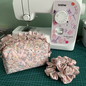 Geanta cosmetica handmade cu volane si imprimeu floral vintage - genți și portofele - genți cosmetice - Artynos.ro