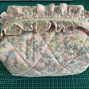 Geanta cosmetica handmade cu volane si imprimeu floral vintage - genți și portofele - genți cosmetice - Artynos.ro