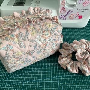 Geanta cosmetica handmade cu volane si imprimeu floral vintage - Artynos.ro