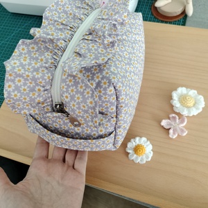 Gentuta cosmetica matlasată cu volane - genți și portofele - genți cosmetice - Artynos.ro