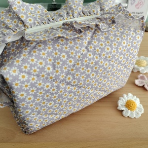 Gentuta cosmetica matlasata cu volane, Genti si portofele, Genti cosmetice, Cusatura, ARTYNOS