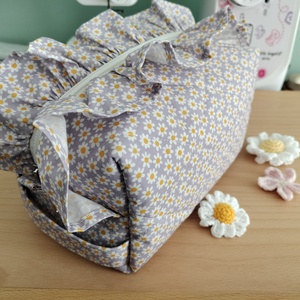 Gentuta cosmetica matlasată cu volane - genți și portofele - genți cosmetice - Artynos.ro