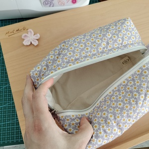 Gentuta cosmetica matlasată simpla cu margarete - genți și portofele - genți cosmetice - Artynos.ro