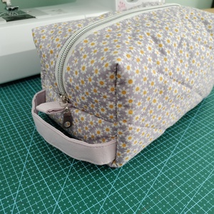 Gentuta cosmetica matlasată simpla cu margarete - genți și portofele - genți cosmetice - Artynos.ro