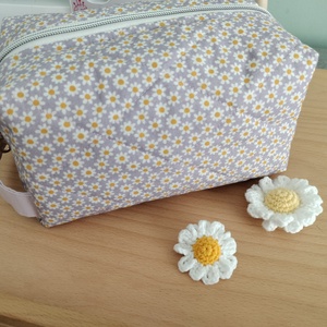 Gentuta cosmetica matlasată simpla cu margarete - genți și portofele - genți cosmetice - Artynos.ro