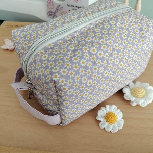 Gentuta cosmetica matlasata simpla cu margarete, Genti si portofele, Genti cosmetice, Cusatura, ARTYNOS