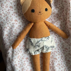 Papusa handmade pisica cu haine detasabile  - jucării și echipamente pentru copii - plușuri - pisică de pluș - Artynos.ro