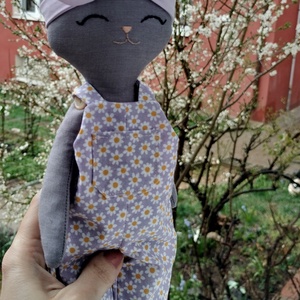 Iepuraș cusut cu salopeta - jucării și echipamente pentru copii - plușuri - iepure de pluș - Artynos.ro