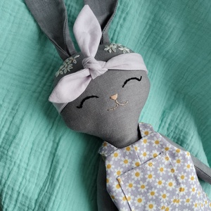 Iepuras cusut cu salopeta - Artynos.ro