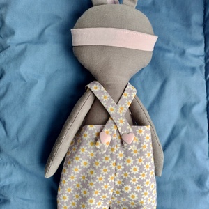 Iepuraș cusut cu salopeta - jucării și echipamente pentru copii - plușuri - iepure de pluș - Artynos.ro