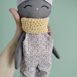 Iepuraș cusut cu salopeta - jucării și echipamente pentru copii - plușuri - iepure de pluș - Artynos.ro