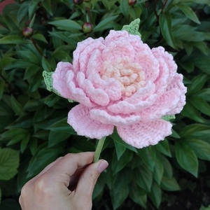Floare de bujor crosetata manual - accesorii nuntă - materiale decor pentru nuntă - decorațiuni pentru masa de nuntă  - Artynos.ro