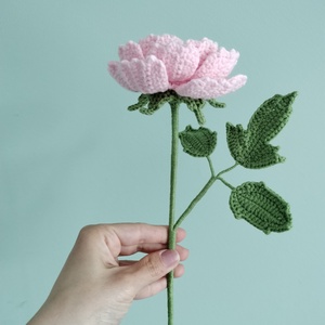 Floare de bujor crosetata manual - accesorii nuntă - materiale decor pentru nuntă - decorațiuni pentru masa de nuntă  - Artynos.ro