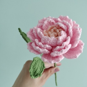 Floare de bujor crosetata manual - accesorii nuntă - materiale decor pentru nuntă - decorațiuni pentru masa de nuntă  - Artynos.ro