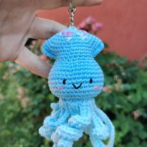 Breloc crosetat calamar albastru cu broderie manuala, Genti si portofele, Accesorii genti, Breloc, , Acest breloc in forma de calamar este realizat manual din fir 100% bumbac, intr-un delicat degrade ..., ARTYNOS