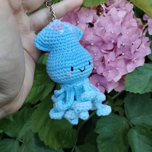 Breloc crosetat calamar albastru cu broderie manuala - genți și portofele - accesorii genți - breloc - Artynos.ro