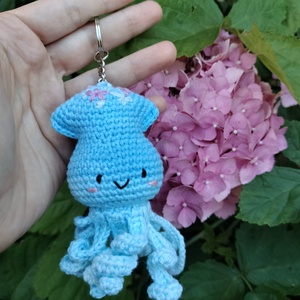 Breloc crosetat calamar albastru cu broderie manuala - genți și portofele - accesorii genți - breloc - Artynos.ro