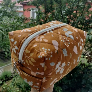 Gentuta cosmetica matlasata simpla cu model tomnatic si accesorii cadou - Artynos.ro