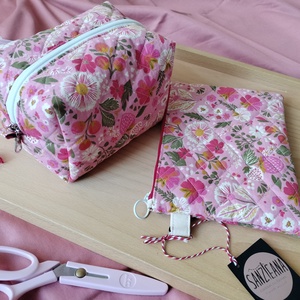 Set gentute cosmetice cu model floral și capsuni - genți și portofele - genți cosmetice - Artynos.ro