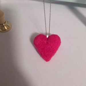 Pandantiv /  inimă lână împâslită  - bijuterii - broșe - Artynos.ro