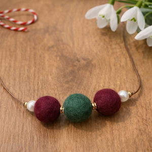 Colier bile lână împâslită  - bijuterii - coliere - coliere brodate - Artynos.ro