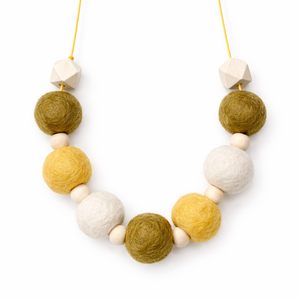 Colier bile lână împâslită  - bijuterii - coliere - coliere brodate - Artynos.ro