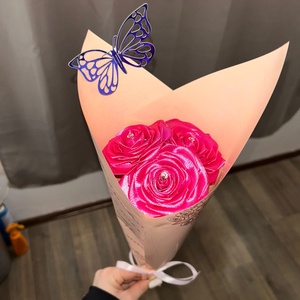 Buchet format din 3 trandafiri din satin roz, Casa & Stil de viata, Decoratiuni de casa, Accesorii florale, Buchete de flori, Aranjament de flori, Acest buchet delicat cu trandafiri roz impresioneaza prin simplitatea sa eleganta si detaliile aten..., ARTYNOS