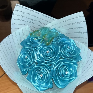 Buchet format din 7 trandafiri din satin , Casa & Stil de viata, Decoratiuni de casa, Accesorii florale, Buchete de flori, Aranjament de flori, Acest buchet sofisticat cu trandafiri turcoaz este alegerea perfecta pentru cei care iubesc stilul ..., ARTYNOS