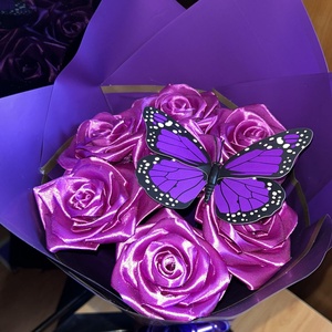 Buchet format din 7 trandafiri din satin , Casa & Stil de viata, Decoratiuni de casa, Accesorii florale, Buchete de flori, Aranjament de flori, Acest buchet cu trandafiri mov emana eleganta si mister, fiind alegerea perfecta pentru un cadou so..., ARTYNOS